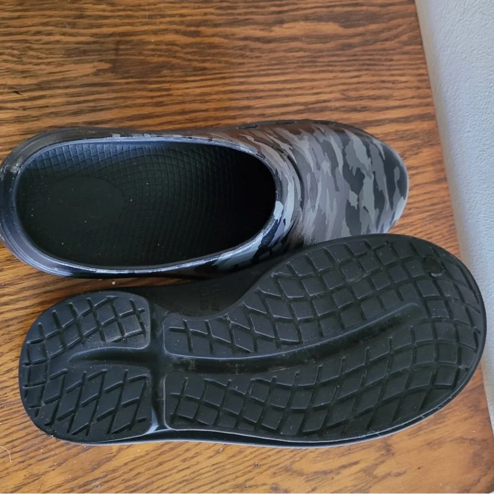 OOFOS Clogs Women Size 7. Limited Edition Camo Print Recovery OOcloog - Picture 3 of 3